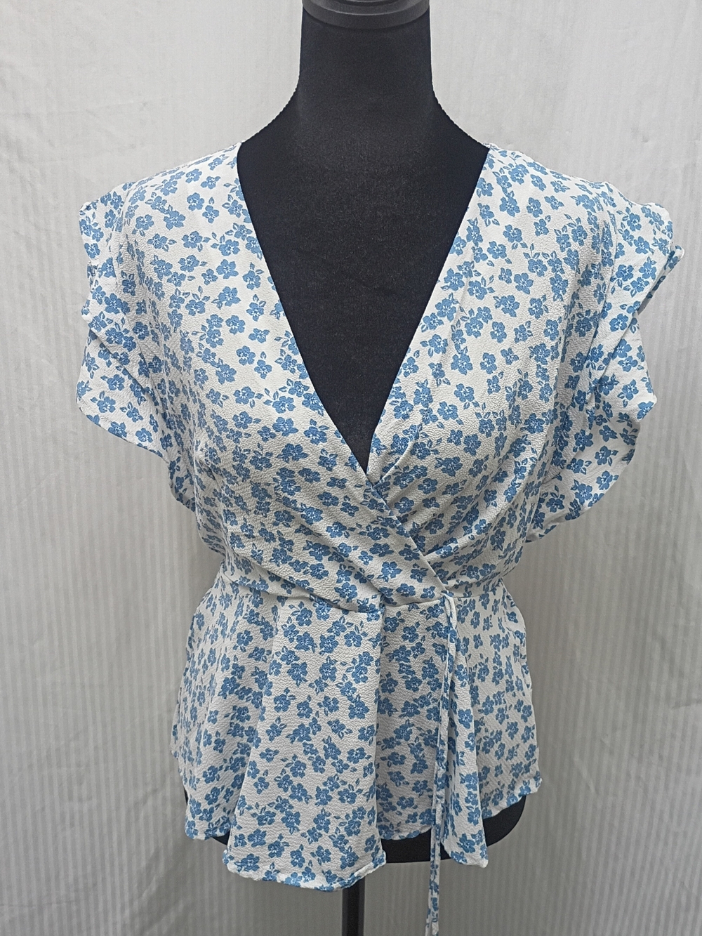 Monteau Los Angeles Blue White Floral V-Neck Faux Wrap Blouse Top M